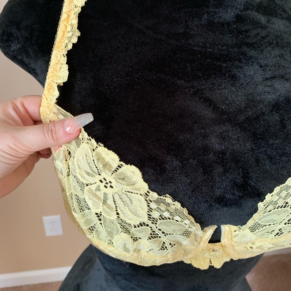 Victoria's Secret Lace Underwire Bra in Cream - Picture 2 of 7